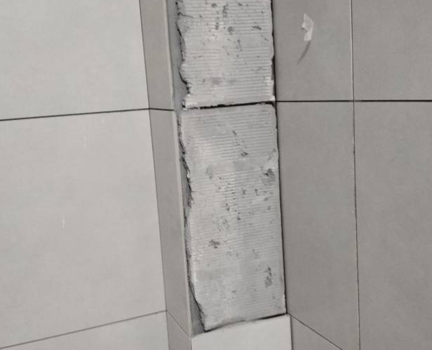 牙克石瓷砖空鼓维修公司分享下瓷砖施工前基层浇水润湿程度不足，可能导致以下问题